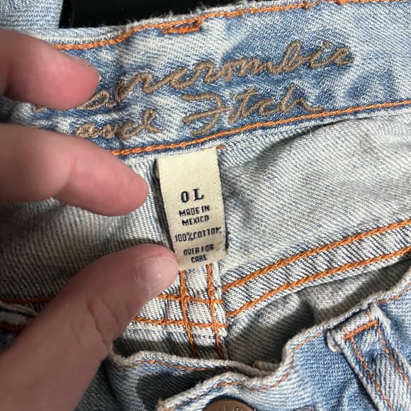 Abercrombie & Fitch light wash distressed jeans - Picture 5 of 5